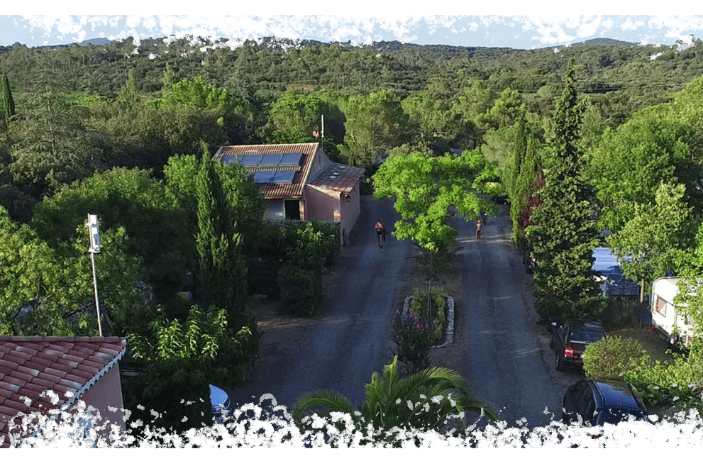 Vista aérea del camping l'Oliveraie, a 30 kms del mar Mediterráneo