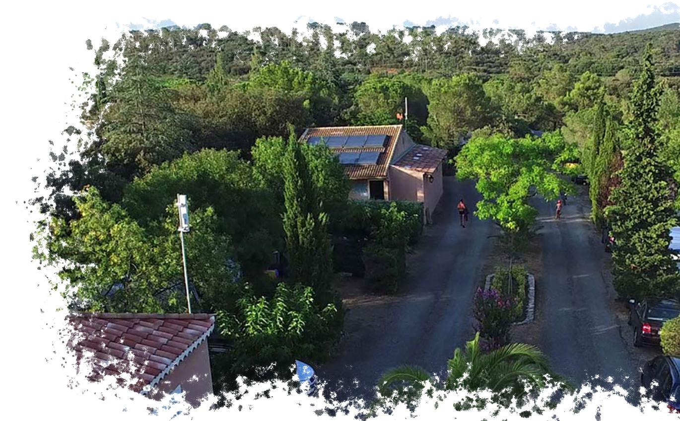 Vista aérea del camping l'Oliveraie, a 30 kms del mar Mediterráneo