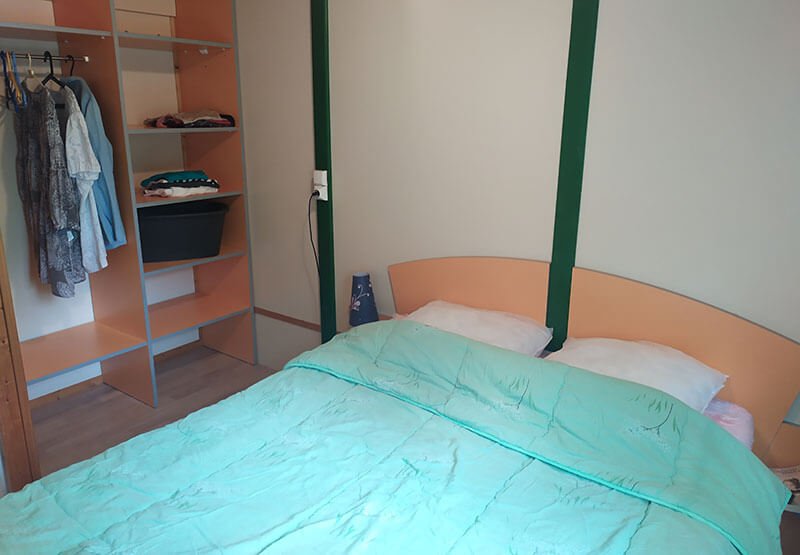 Habitación con cama doble y armario