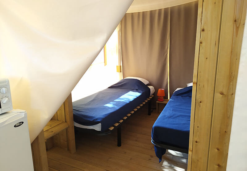 chambre avec deux lits simples