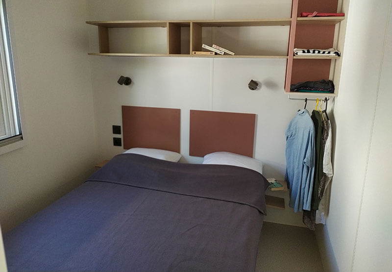 habitación con cama doble