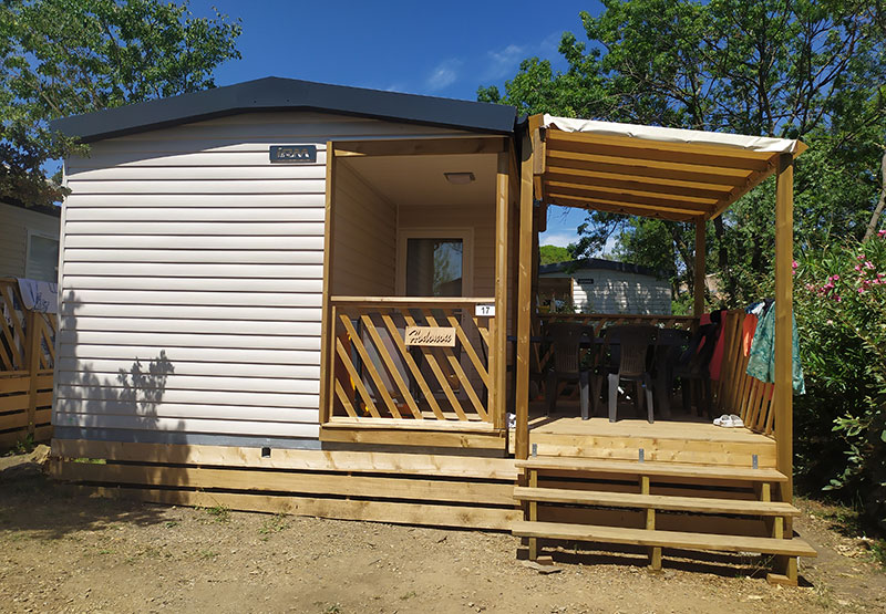 extérieur du mobil-home IRM Loggia avec accès terrasse