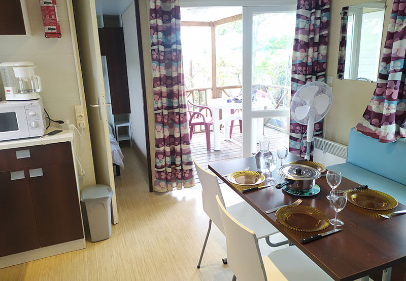 dining area with access to terrace of the Ophéa mobile home for 4/6 persons