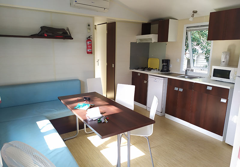 dining area with bench seat and kitchen