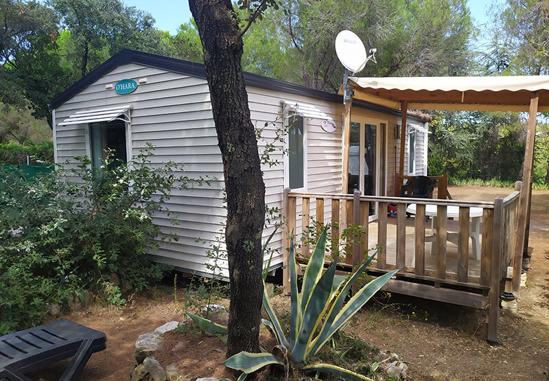 exterior con vista a la terraza del mobil home O Tiny