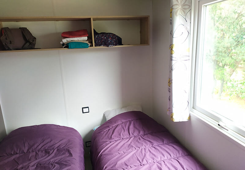 chambre avec deux lits simples