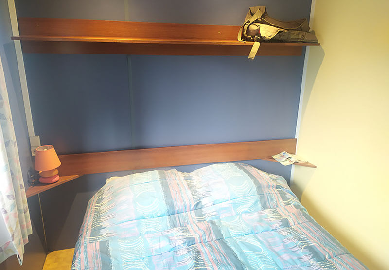 chambre avec un lit double