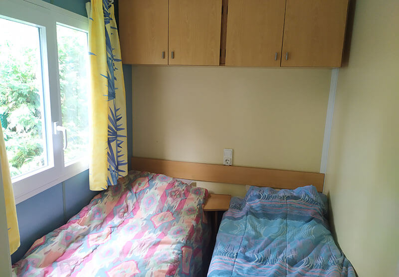 habitación con dos camas individuales