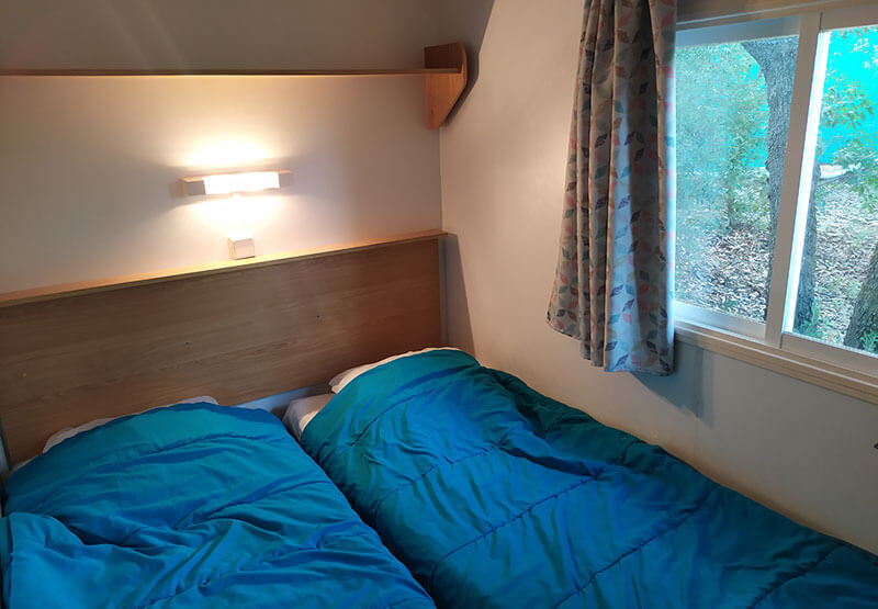 chambre avec deux lits simples acollés