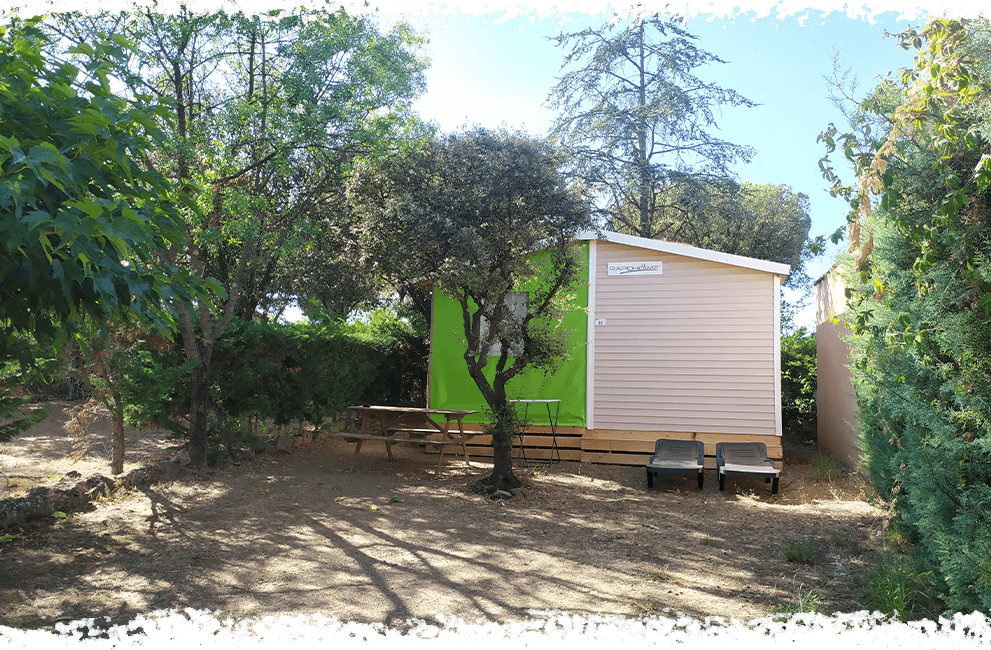 Alquiler Tithome 4 personas sin instalaciones sanitarias en el Camping l'Oliveraie situado al pie del Parque Natural Regional del Haut Languedoc